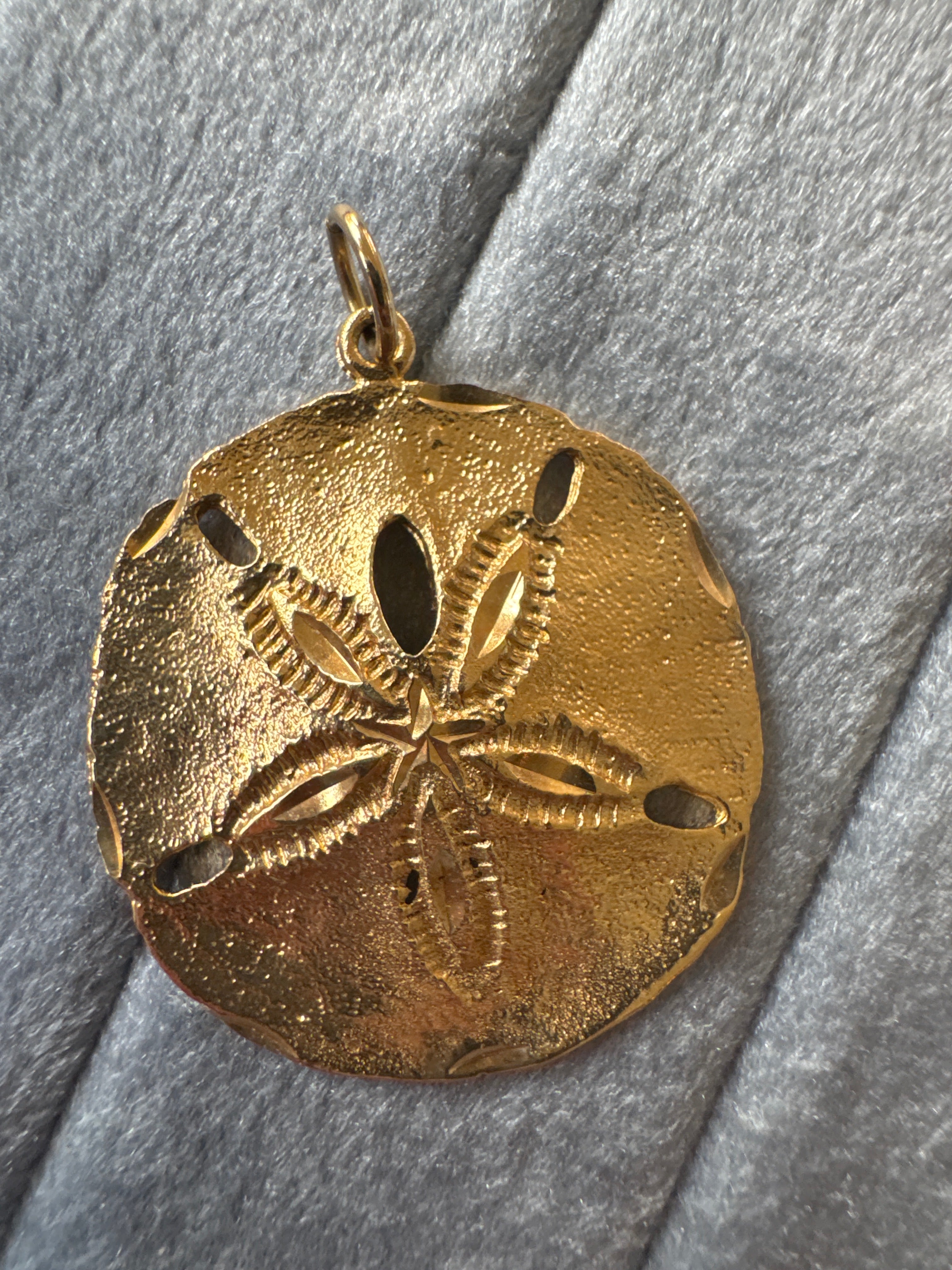 Sand dollar charm 14k