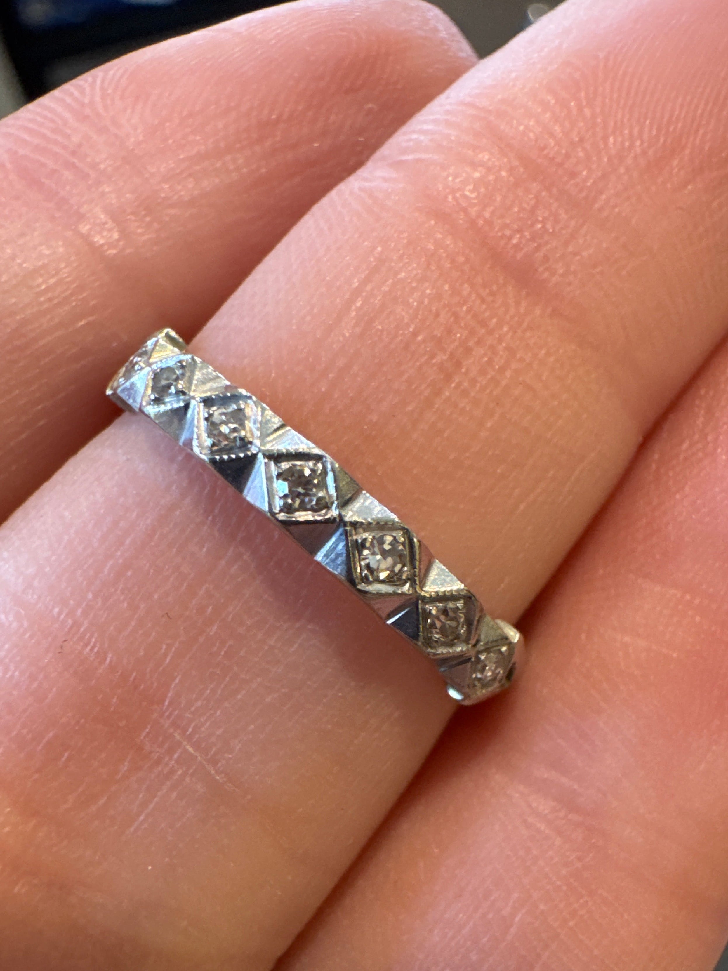 Zig zag diamond band white gold