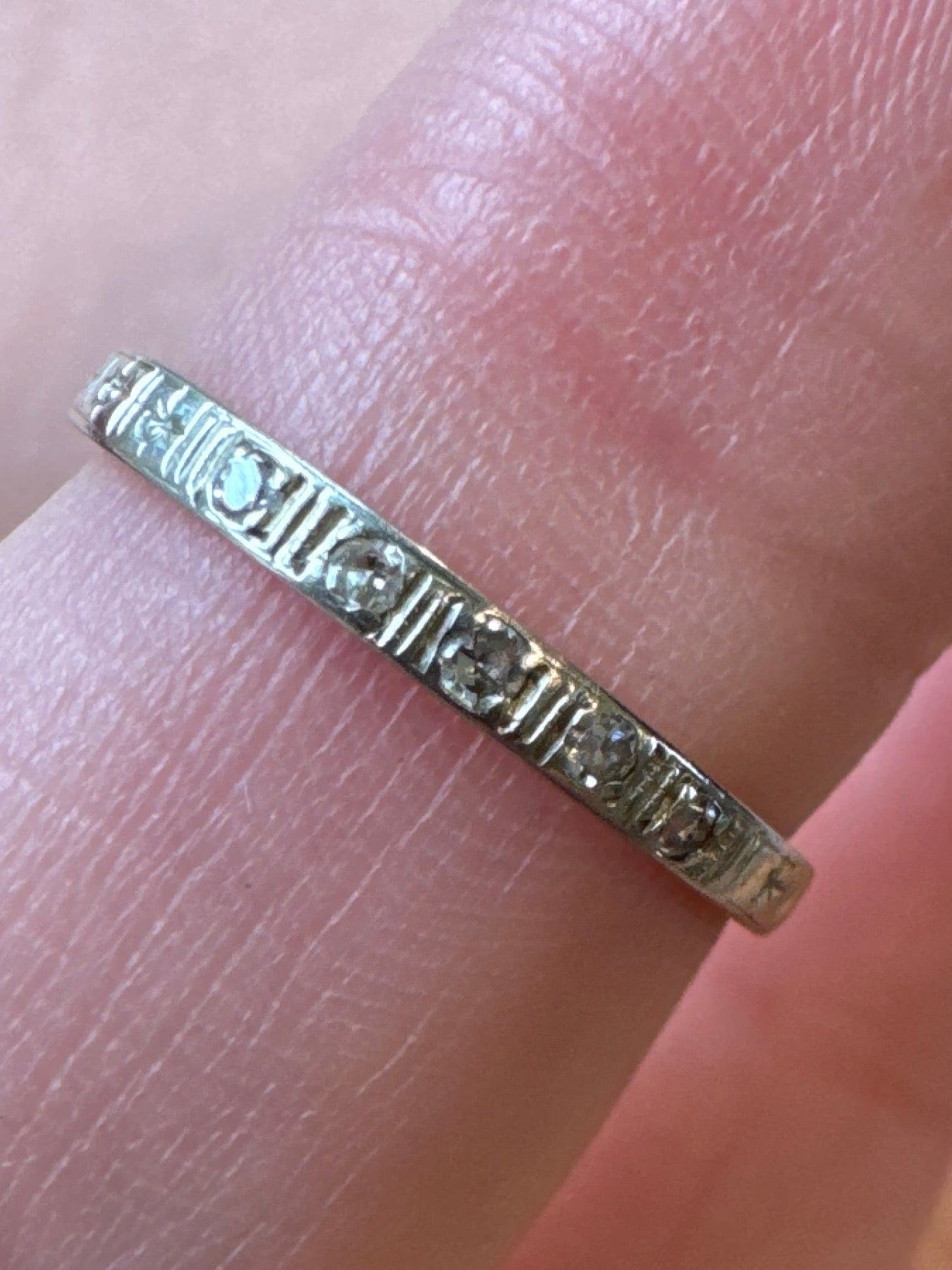 Tiny deco diamond band 18k