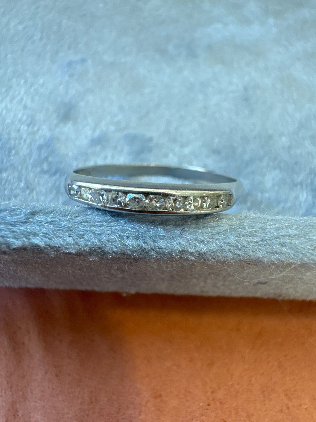 Channel set knife edge platinum half band (gg hold)