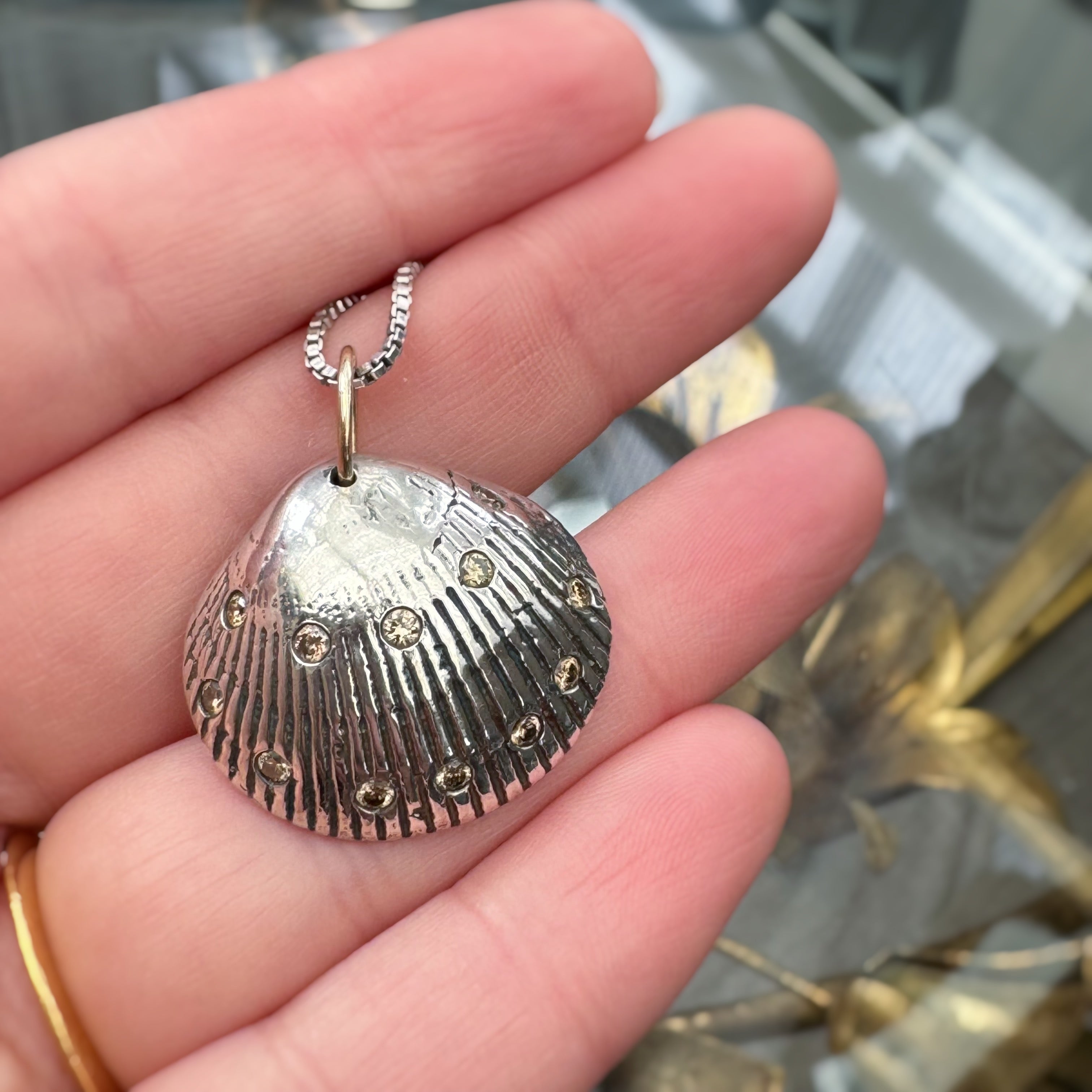 く*み様 Offen scallop pearls pattern 39 Big Scallop Pendant